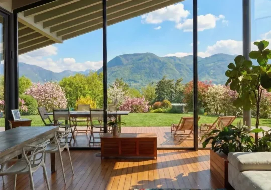 Spegni la luce artificiale: Come i serramenti panoramici anticipano la primavera