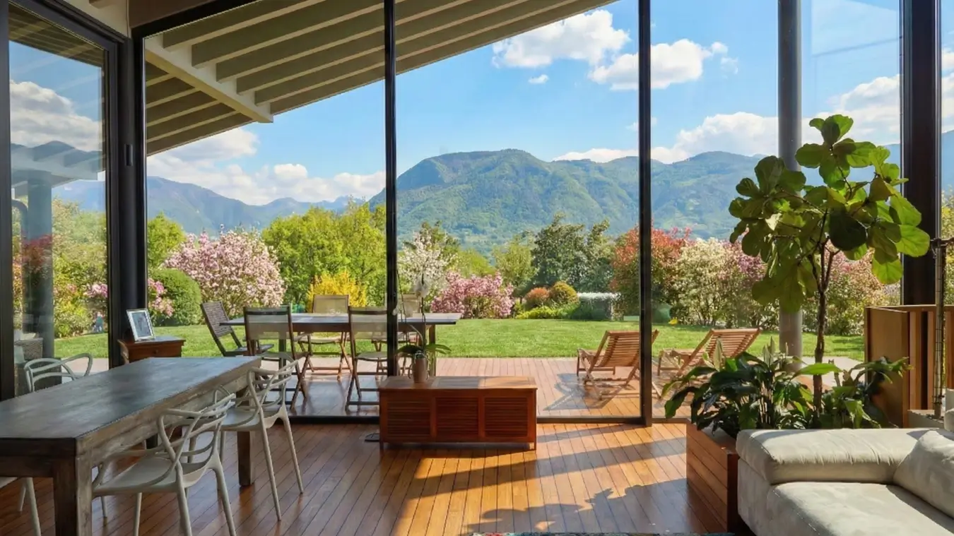 Spegni la luce artificiale: Come i serramenti panoramici anticipano la primavera