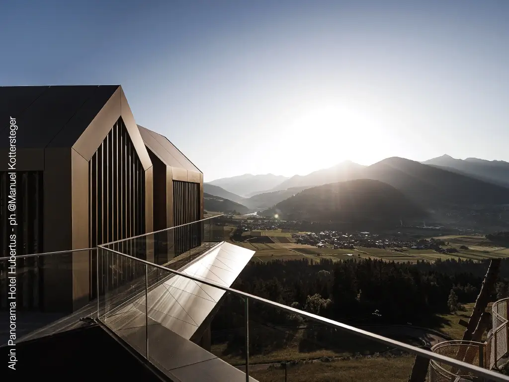 Balcone panoramico con sistema Garda ONE e profili sottili, affacciato su un paesaggio alpino al tramonto.
