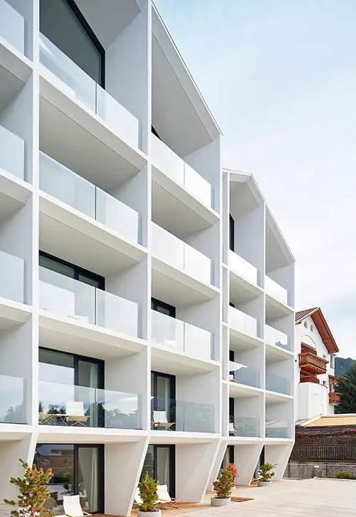 Dettaglio facciata architettonica bianca con celle singole e parapetti minimalisti Garda ONE.