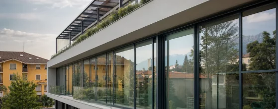 Edificio sostenibile con serramenti in alluminio certificati CAM, logo Careddu