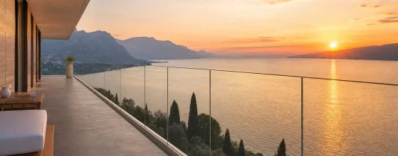 Parapetto in vetro e alluminio su terrazzo vista Lago di Garda al tramonto