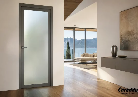 Porte in alluminio e vetro per interni: luce naturale, design e privacy su misura