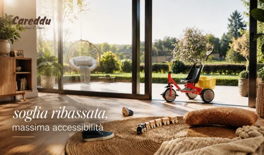 Grande vetrata scorrevole Reynaers ConceptPatio 130 a soglia ribassata che collega il soggiorno con pavimento in legno a un patio esterno con giardino. Nel soggiorno ci sono giocattoli per bambini e sul patio un triciclo.