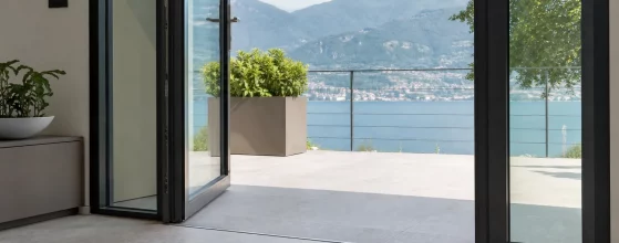 Porta-finestra con soglia ribassata