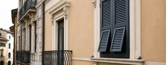 Persiane alla genovese in alluminio in un palazzo del centro di Brescia
