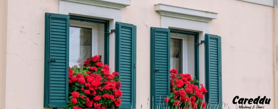 Persiane in alluminio su facciata di casa: finitura e proporzioni