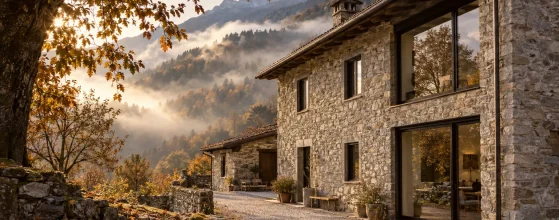Rustico in Val Sabbia con nuove finestre in alluminio: neve e nebbia sulle montagne