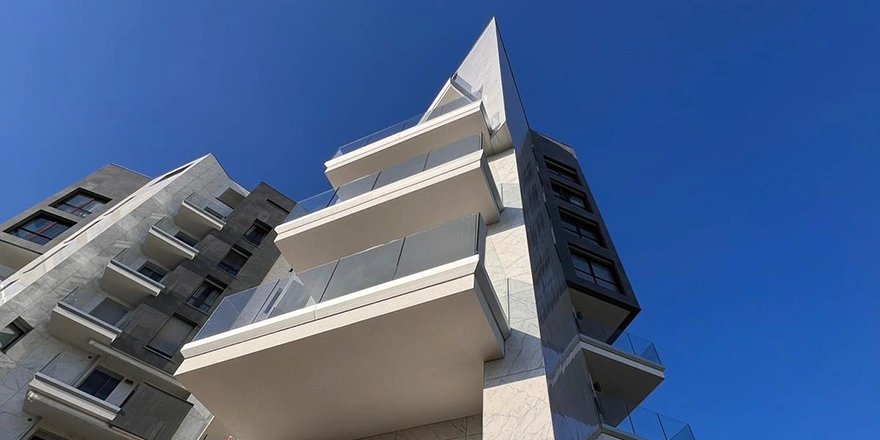 Parapetti in vetro Garda FS sui balconi di un edificio moderno