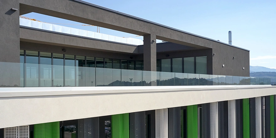 Parapetto in vetro Garda One installato su terrazza di un edificio moderno