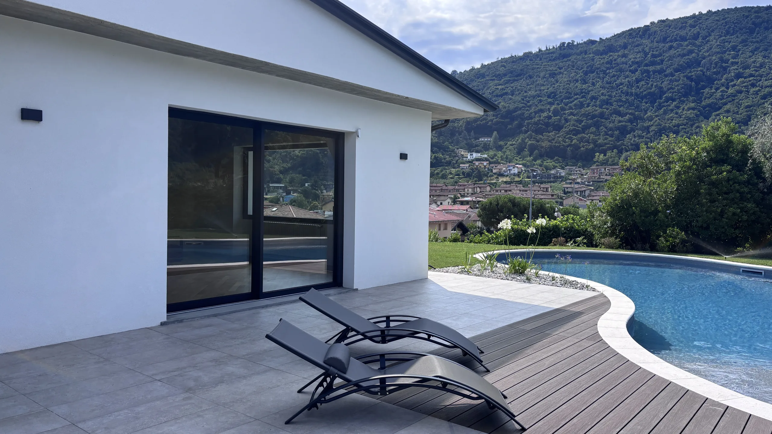 Piscina e serramenti in alluminio della villa con vista sulle montagne, Paratico