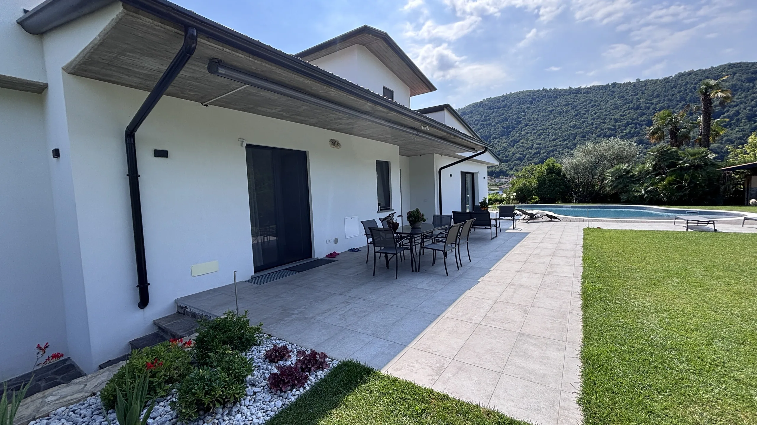 Esterno della villa con patio e vista sulle montagne, serramenti Careddu, Paratico