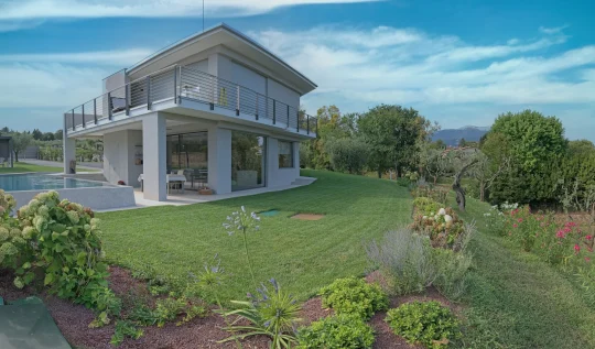 Facciata con vetrate panoramiche e parapetti in vetro, villa a San Felice del Benaco
