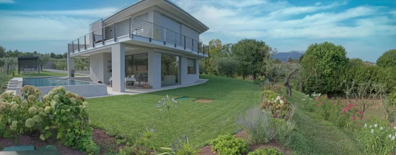 Facciata con vetrate panoramiche e parapetti in vetro, villa a San Felice del Benaco
