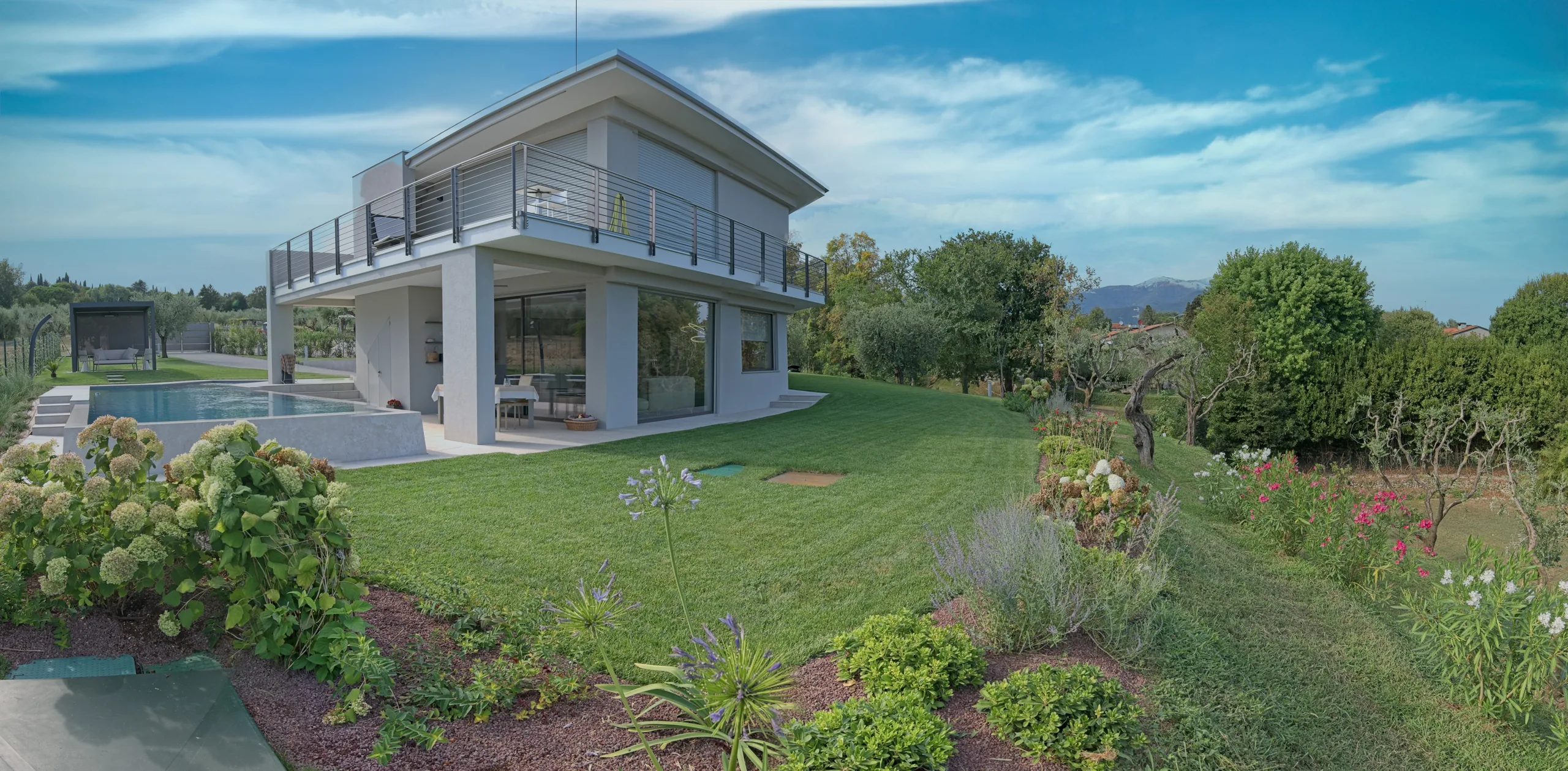 Facciata con vetrate panoramiche e parapetti in vetro, villa a San Felice del Benaco