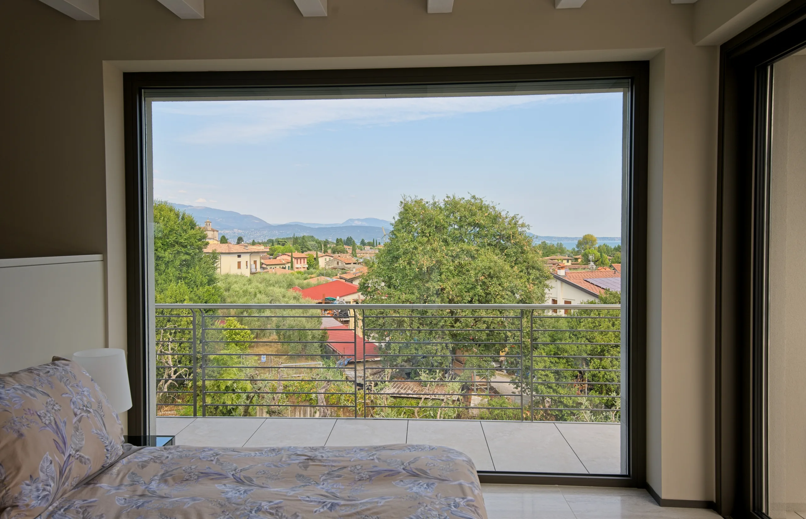 Camera con finestra panoramica in alluminio con vista lago, villa a San Felice del Benaco